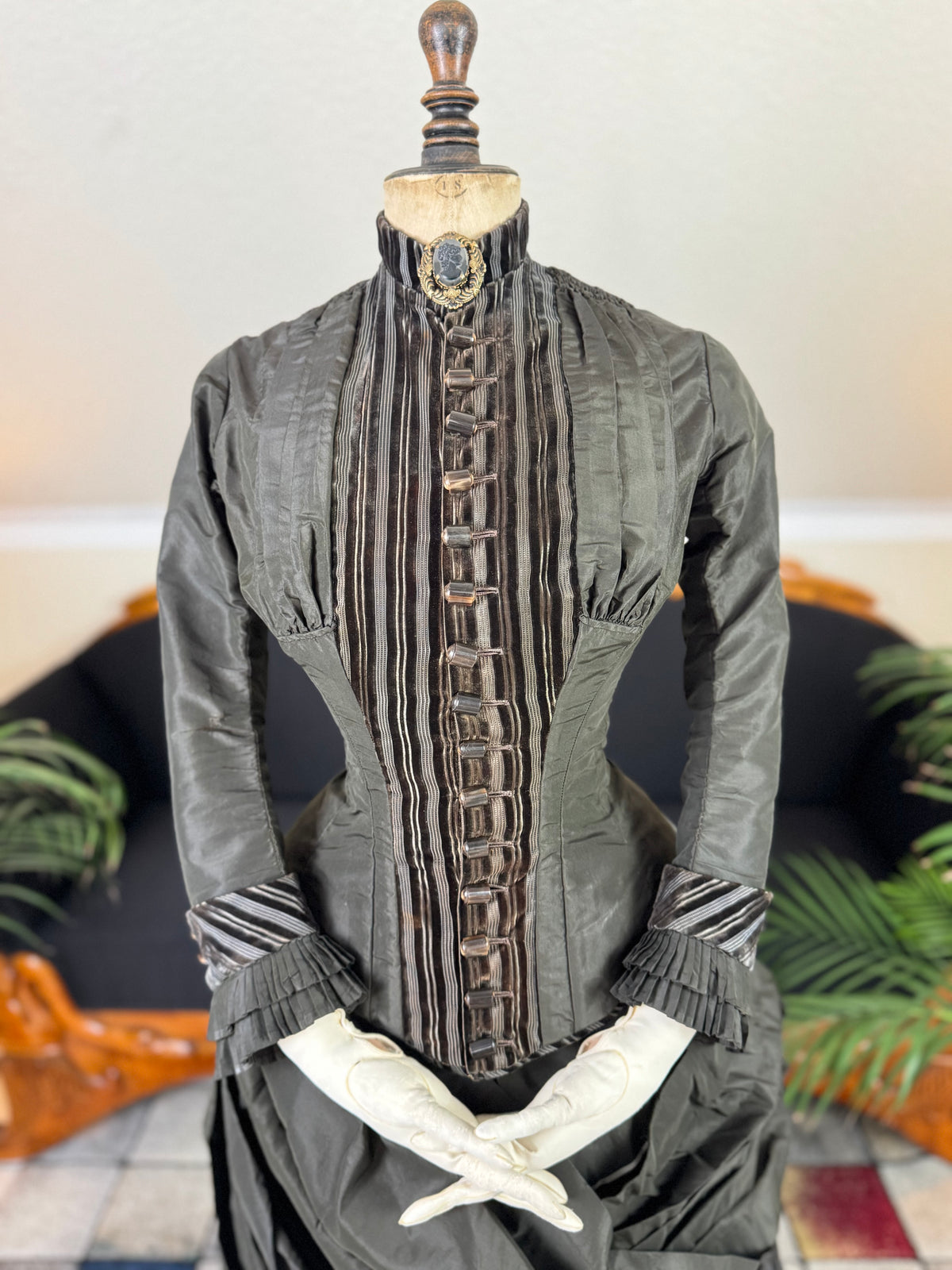 Antikes viktorianisches Tournüren-Tageskleid – Satin & Samt, ca. 1880