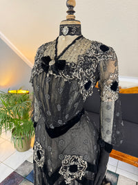 Antique Parisian evening gown with lace, tulle, velvet, rhinestones and beadwork, Marc Walter Place Vendôme label, Belle Époque couture designed for candlelight