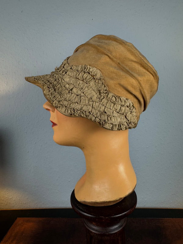French 1925 eggshell velvet cloche with wire frame, gathered appliqués and cotton lining, well preserved.