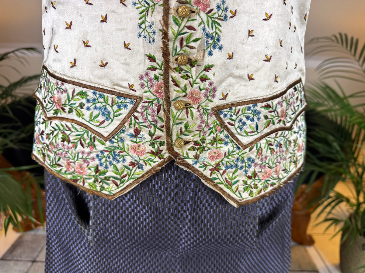 Antike Weste und blaue knielange Seidenhose, ca. 1790 – Besticktes florales Herrenensemble