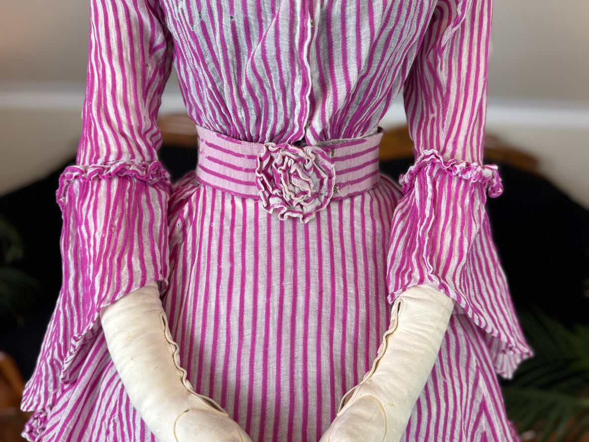 Sommerliche Eleganz einer jungen Dame – Antikes Kleid, ca. 1858