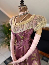 Antikes lilafarbenes Seiden-Ballkleid aus der viktorianischen Ära, ca. 1895