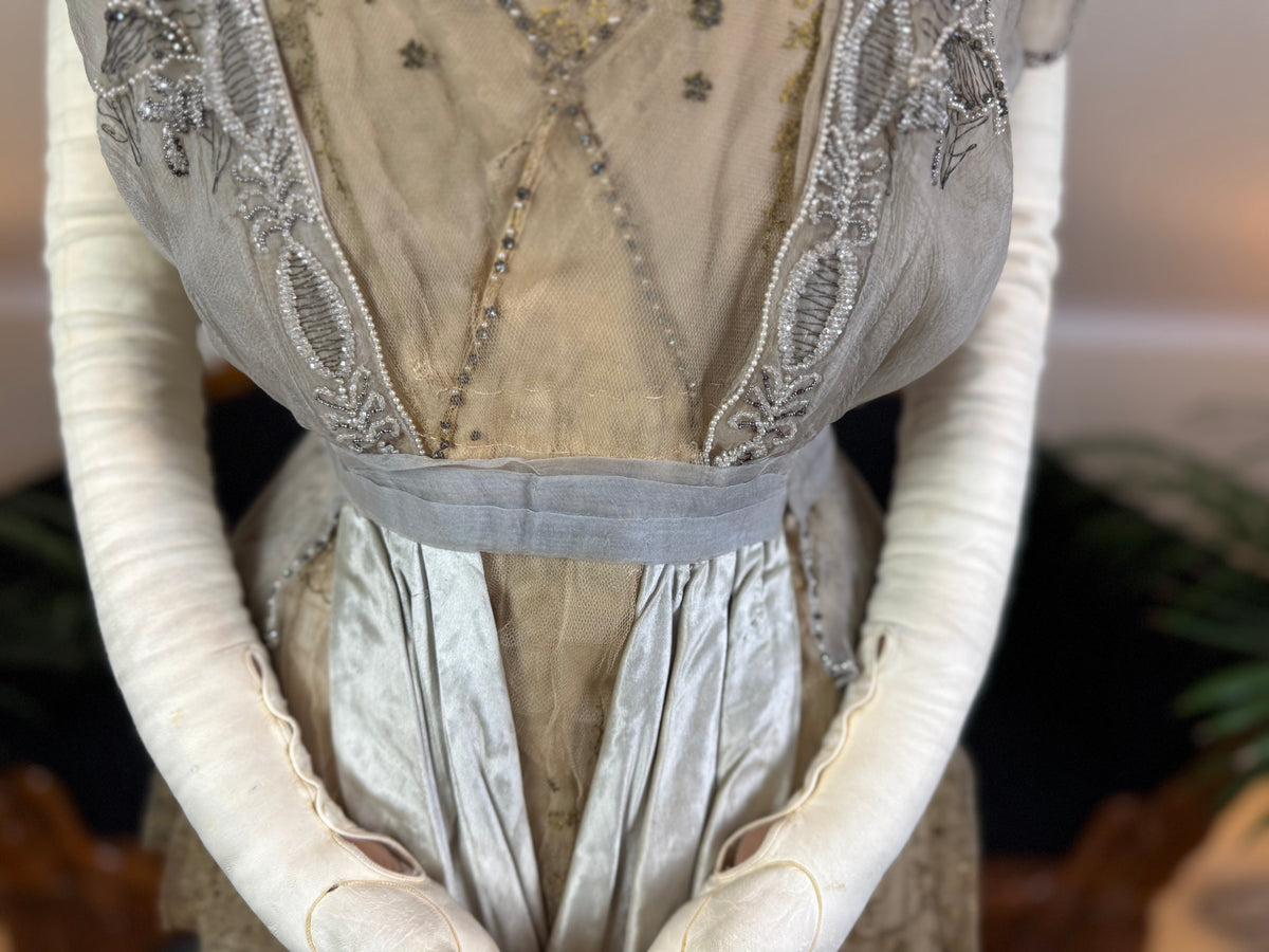Antikes GUSTAVE BEER Abendkleid – Seidenchiffon &amp; Samt, Paris Couture ca. 1912