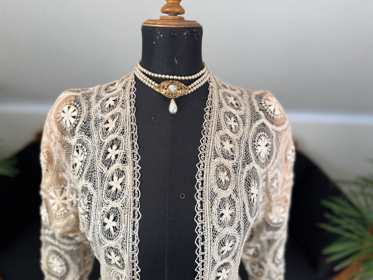 Antike Teneriffa-Spitzenjacke von 1911 – Feine Nadelspitzen-Medaillonarbeit
