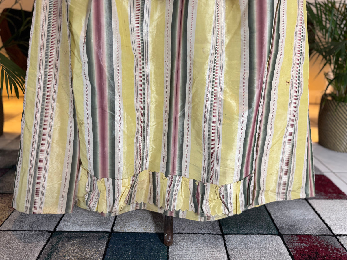 Eine Robe à l’Anglaise aus gelb, grün und pink gestreiftem Seidentaft, ca. 1770
