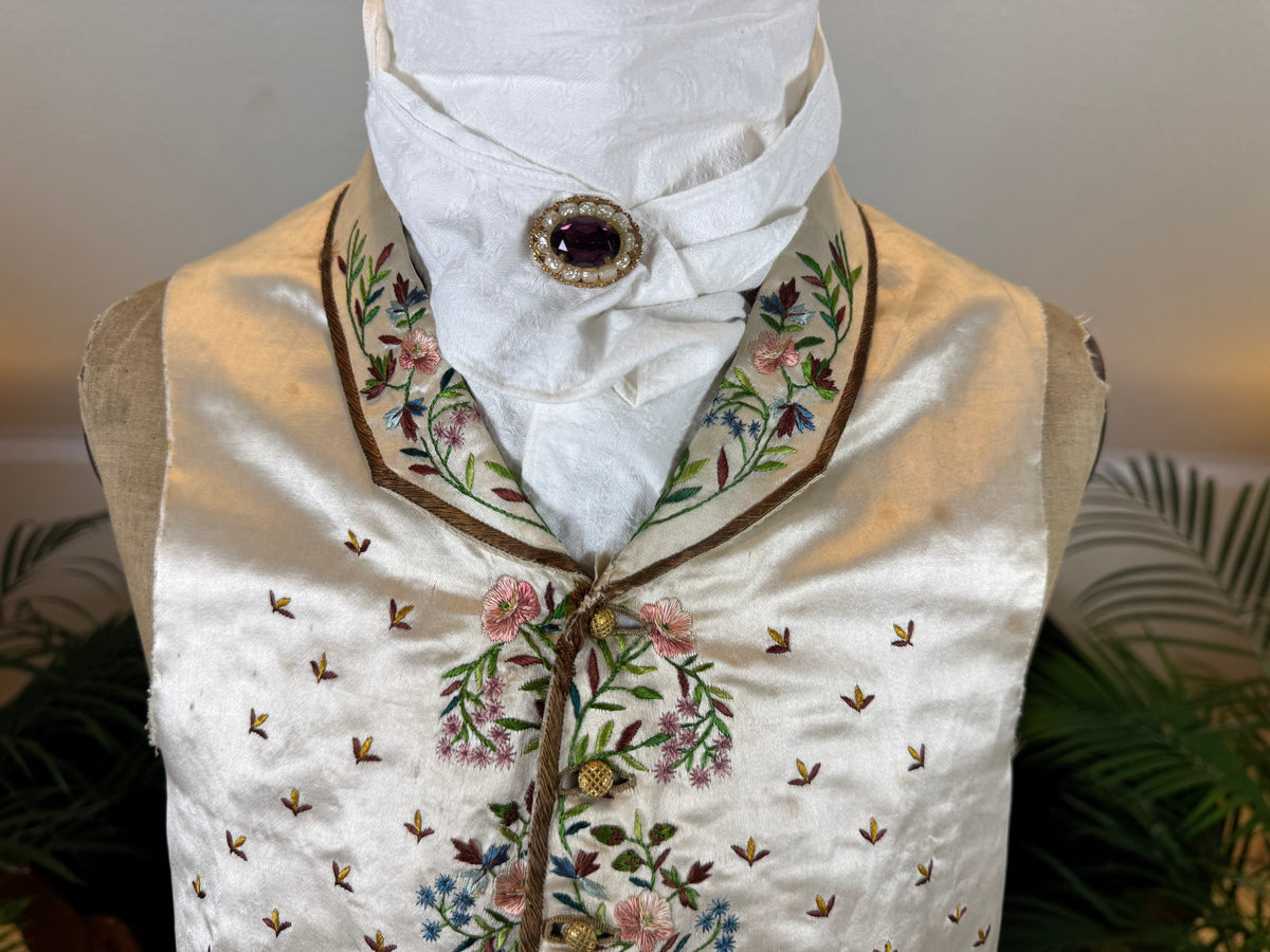 Antike Weste und blaue knielange Seidenhose, ca. 1790 – Besticktes florales Herrenensemble