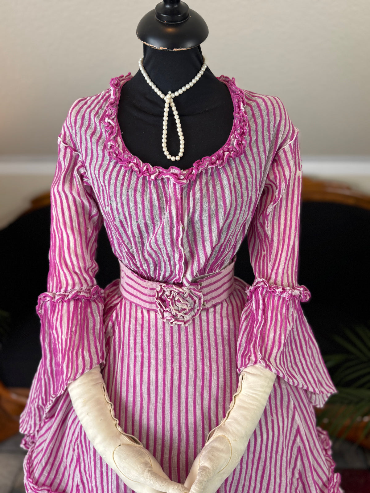 Sommerliche Eleganz einer jungen Dame – Antikes Kleid, ca. 1858