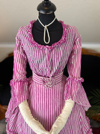 Sommerliche Eleganz einer jungen Dame – Antikes Kleid, ca. 1858