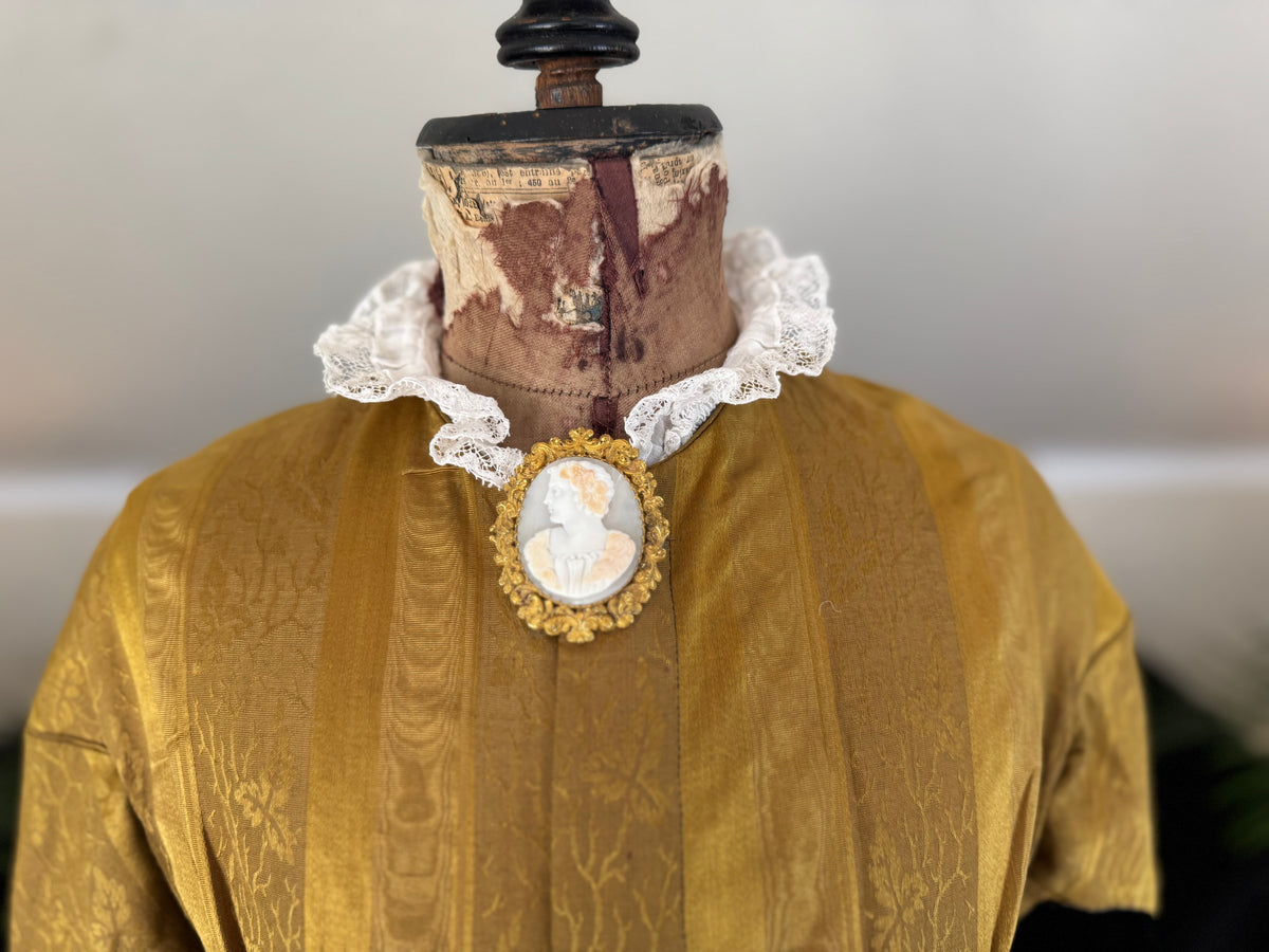 Antikes viktorianisches Tageskleid aus dunklem Goldbrokat, ca. 1858