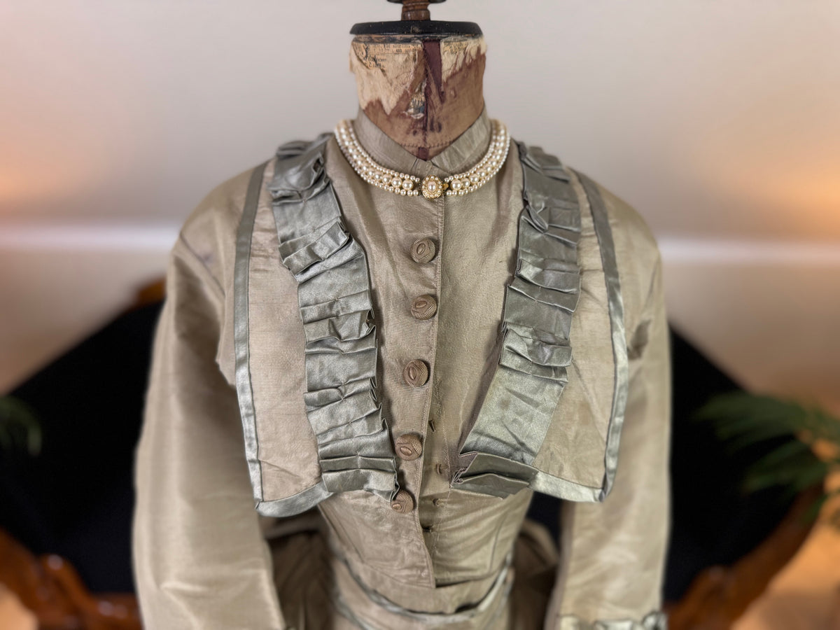 Antikes viktorianisches Seidenkleid, England, ca. 1868
