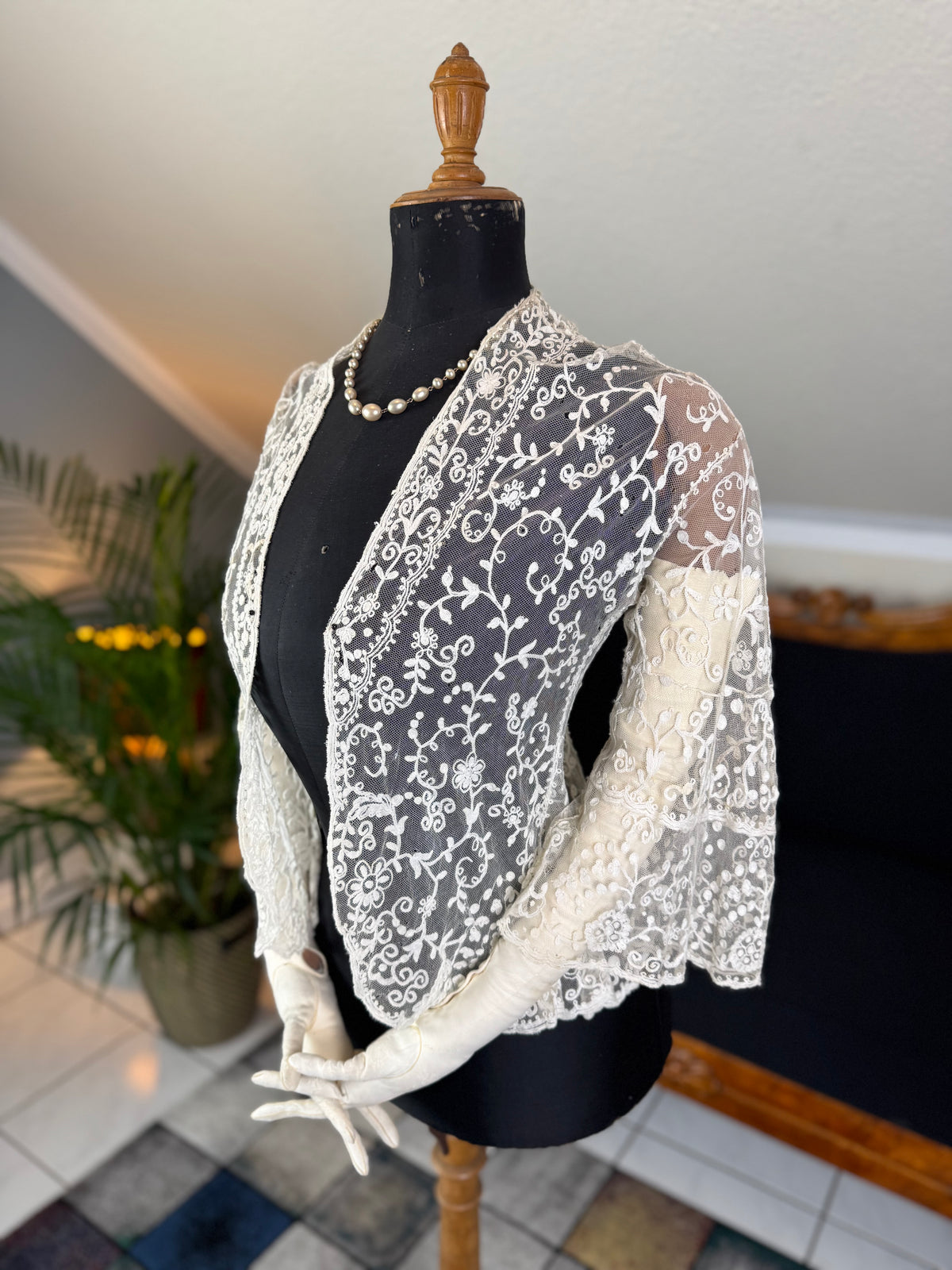Jacke aus weißem besticktem Tüll, Edwardianisch, England, ca. 1906 – Dekoratives Überkleid