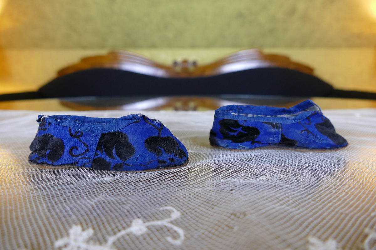 Antike Babyschuhe mit blauem Stoff, ca. 1880