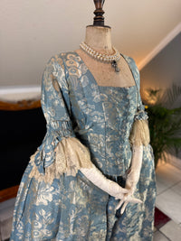 Robe à la Française aus blauem und cremefarbenem Seidendamast – authentisches Kleid aus dem 18. Jahrhundert, ca. 1770