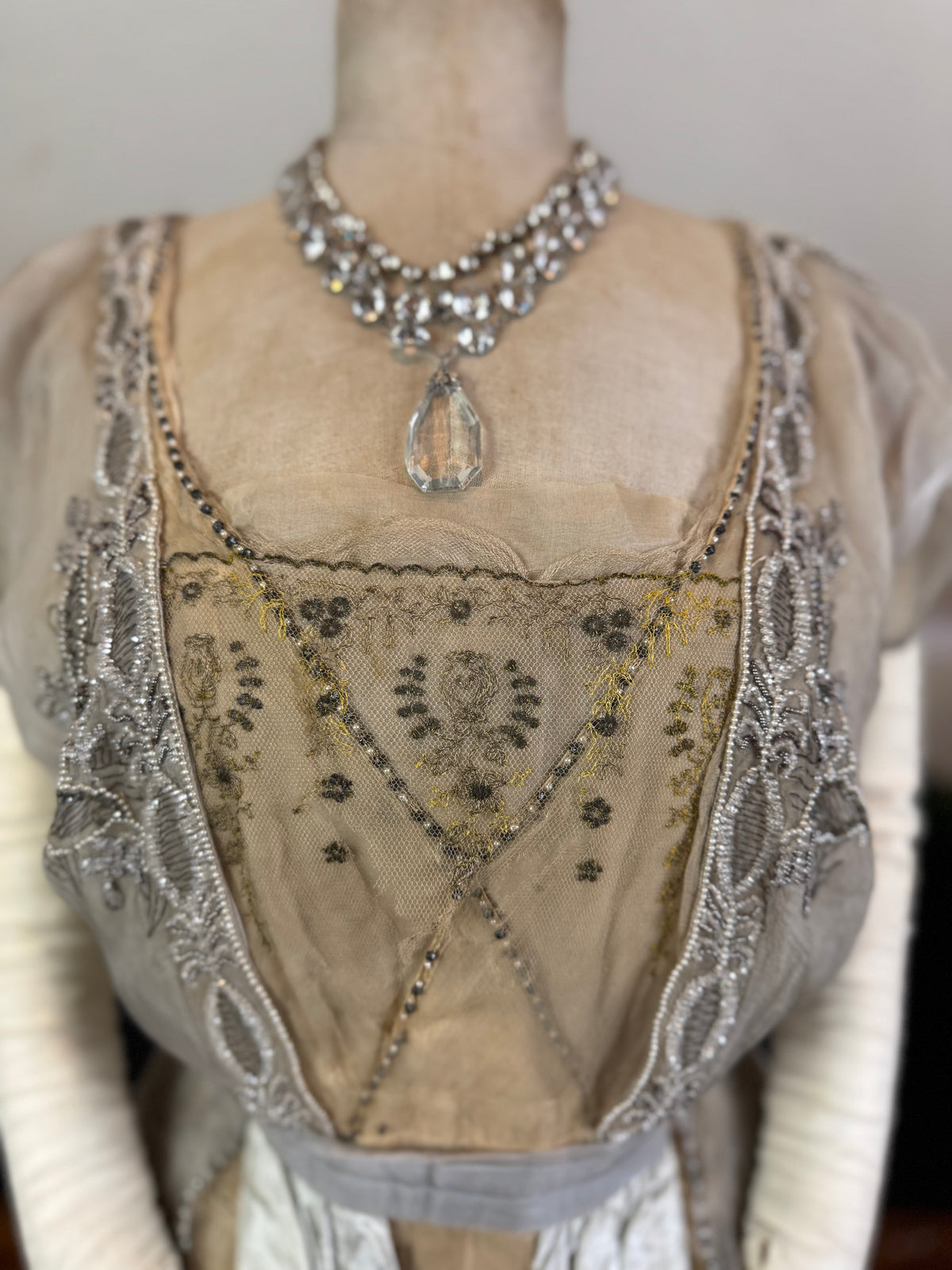 Antikes GUSTAVE BEER Abendkleid – Seidenchiffon &amp; Samt, Paris Couture ca. 1912