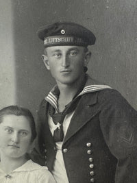 Einzigartige Sammlung zur deutschen Marine & Luftschifftruppe aus dem Ersten Weltkrieg, ca. 1914 – Messjacket von Willi Zunner mit Fotos und Feldpost