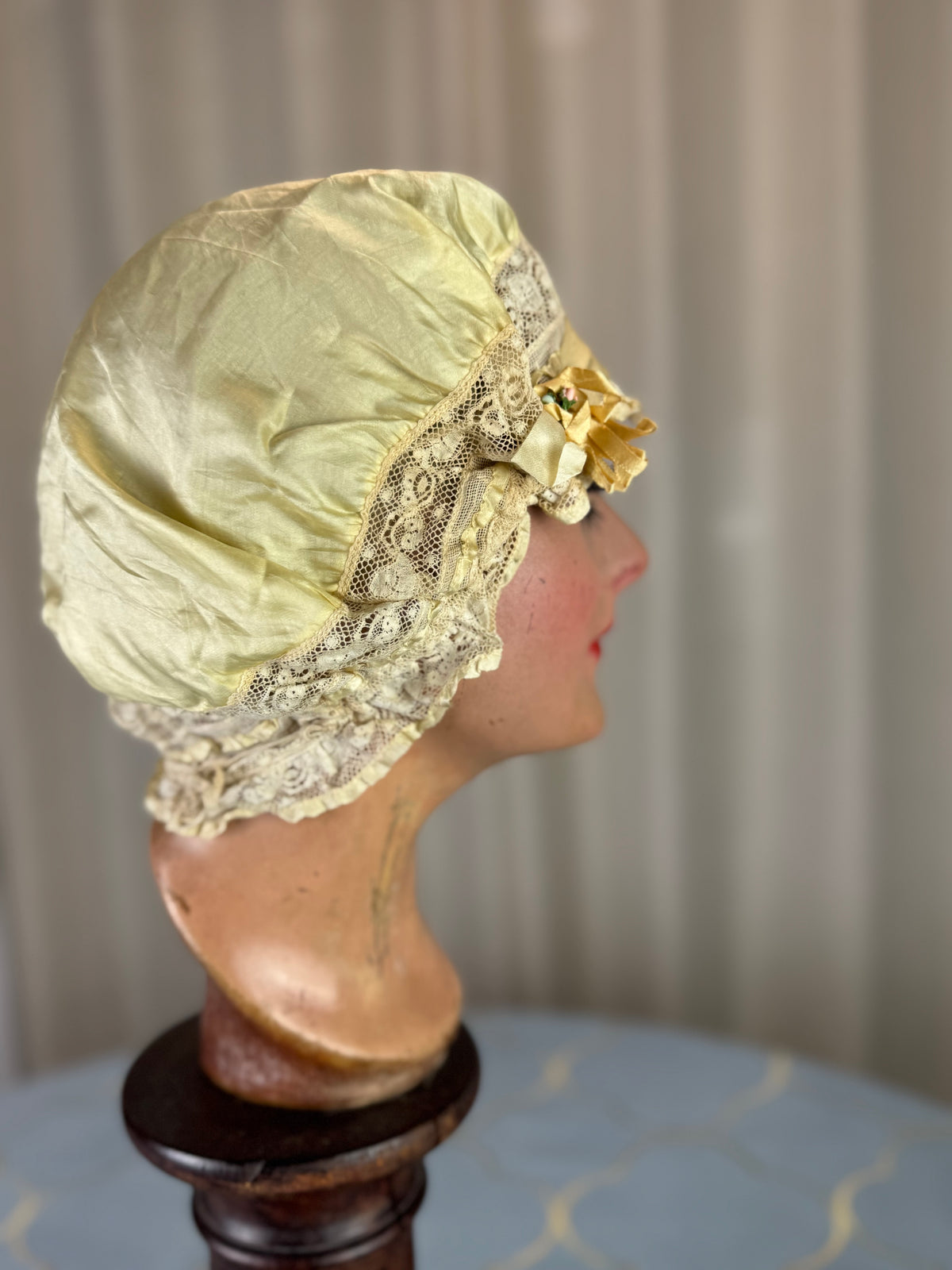 Antike gelbe Boudoir-Mütze, 1920er