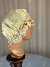 Antike gelbe Boudoir-Mütze, 1920er