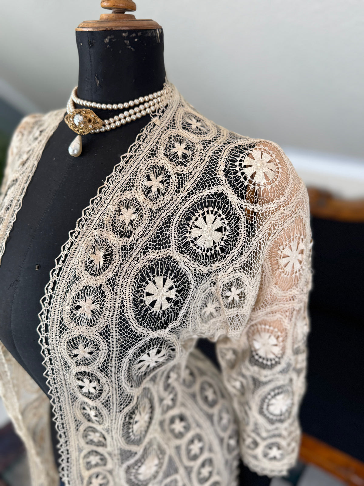 Antike Teneriffa-Spitzenjacke von 1911 – Feine Nadelspitzen-Medaillonarbeit