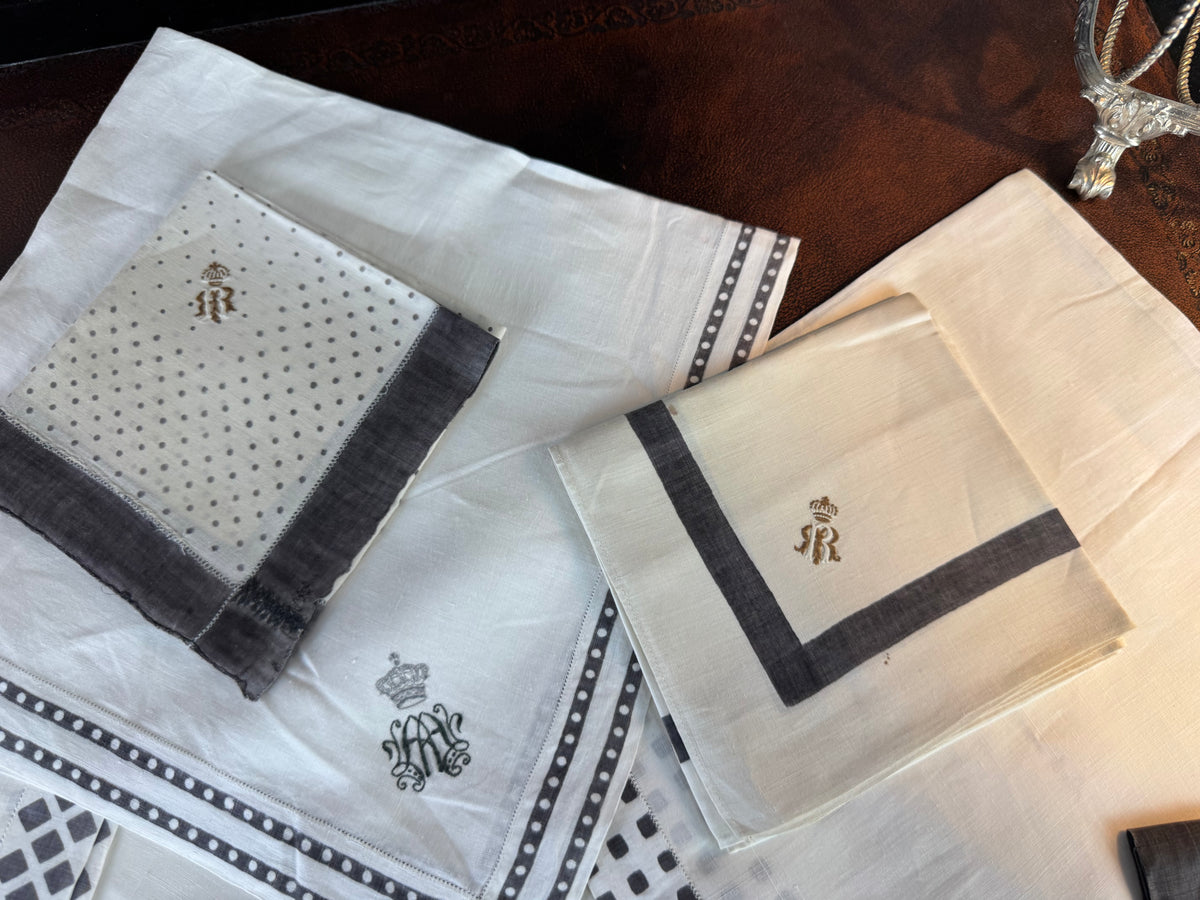 ROYAL Antiquitätensammlung von Trauer-Taschentüchern, 19 Stück mit Württemberg-Monogrammen, um 1900