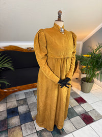 Regency gold moiré silk gown, ca. 1815–1820, high waistline with elegant neoclassical silhouette