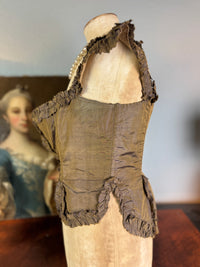 Rokoko-Mieder für ein junges Mädchen, Frankreich, um 1780 – Antikes handgenähtes Kleidungsstück aus dem 18. Jahrhundert