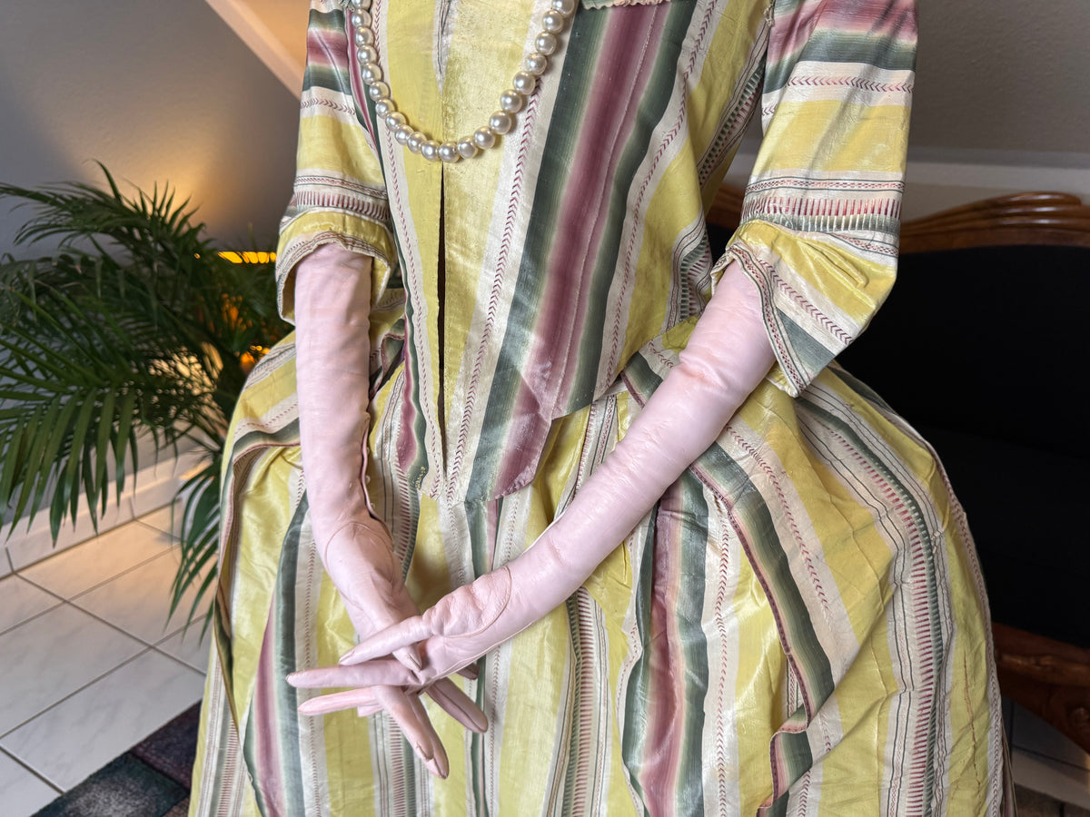 Eine Robe à l’Anglaise aus gelb, grün und pink gestreiftem Seidentaft, ca. 1770