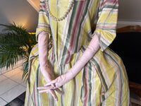 Eine Robe à l’Anglaise aus gelb, grün und pink gestreiftem Seidentaft, ca. 1770