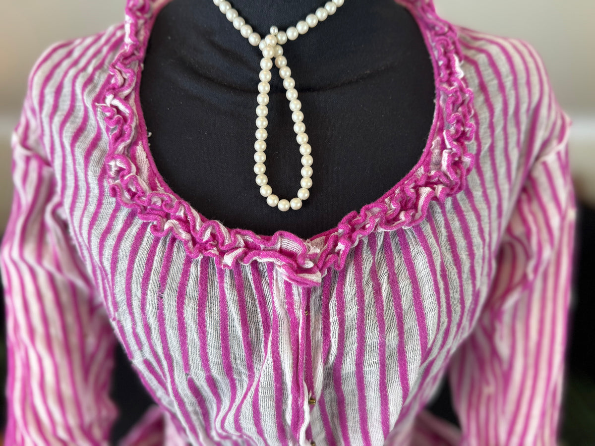 Sommerliche Eleganz einer jungen Dame – Antikes Kleid, ca. 1858