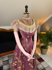 Antikes lilafarbenes Seiden-Ballkleid aus der viktorianischen Ära, ca. 1895