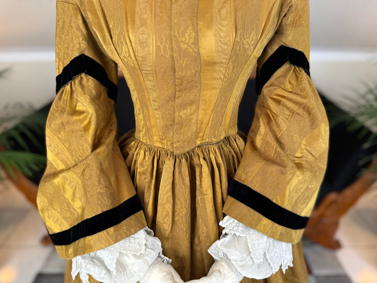Antikes viktorianisches Tageskleid aus dunklem Goldbrokat, ca. 1858