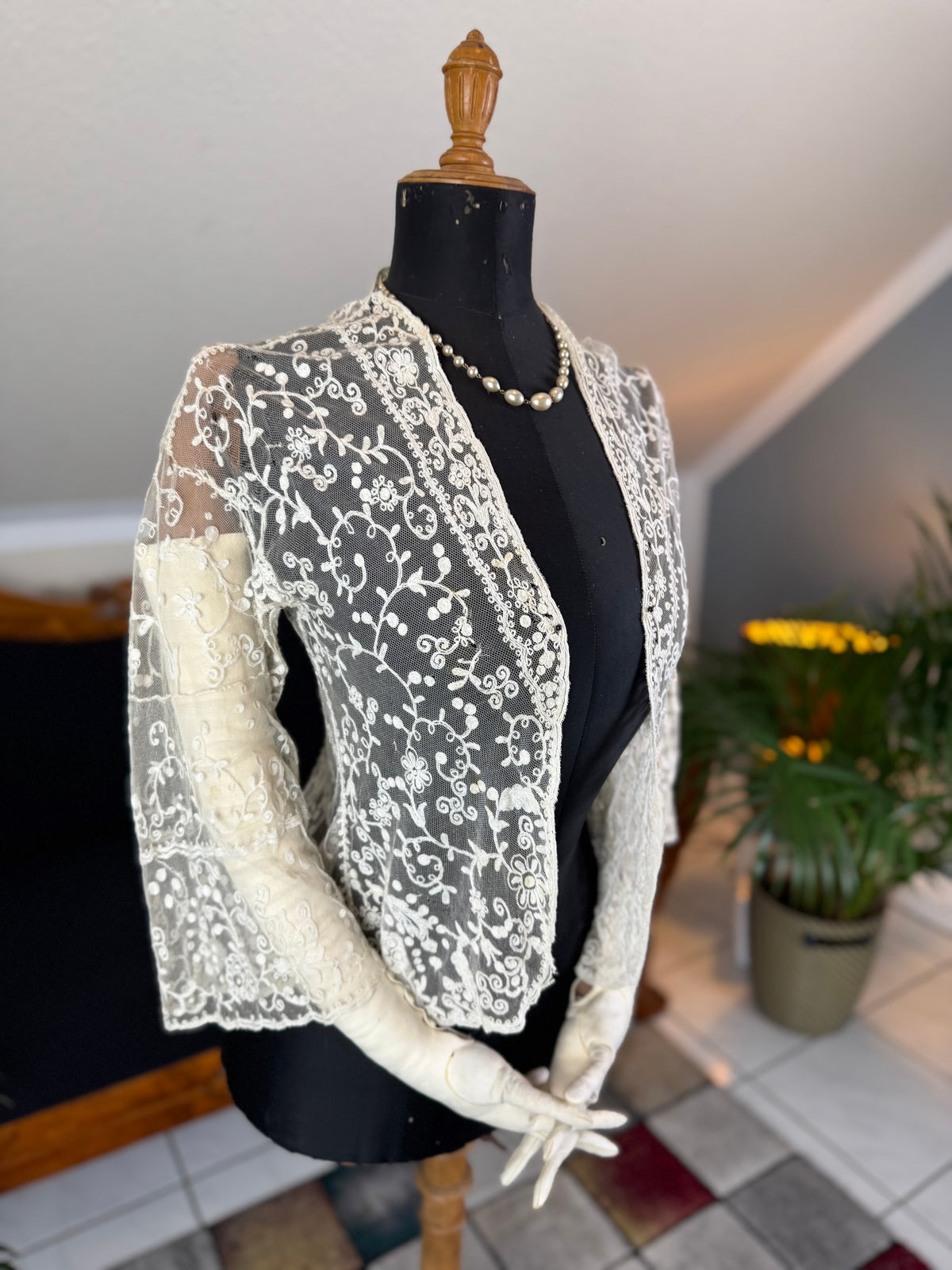 Jacke aus weißem besticktem Tüll, Edwardianisch, England, ca. 1906 – Dekoratives Überkleid