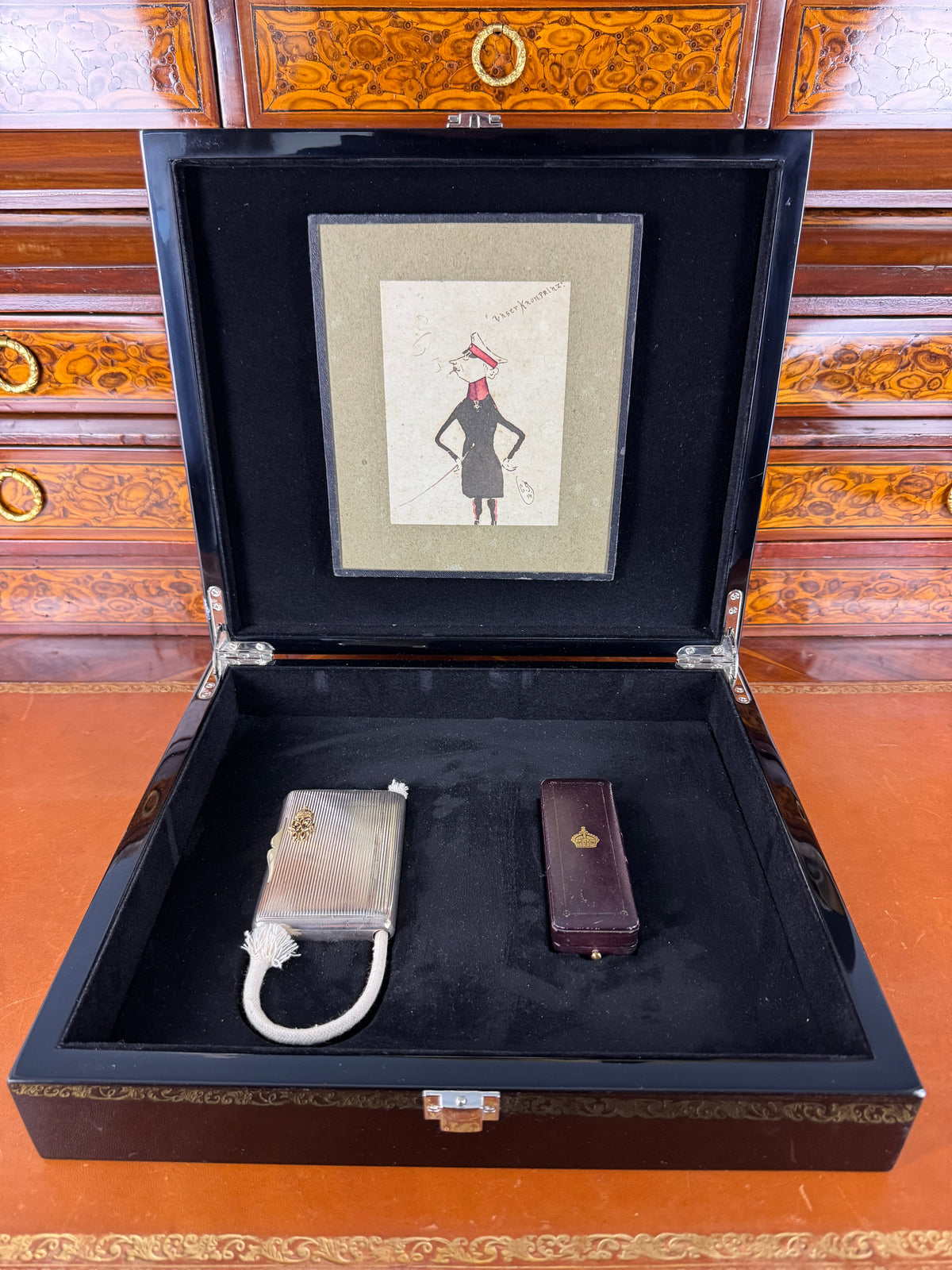 Silver cigarette case of Crown Prince Wilhelm of Prussia with crowned monogram, presentation pin and original caricature in bespoke casket.