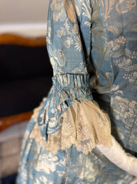 Robe à la Française aus blauem und cremefarbenem Seidendamast – authentisches Kleid aus dem 18. Jahrhundert, ca. 1770