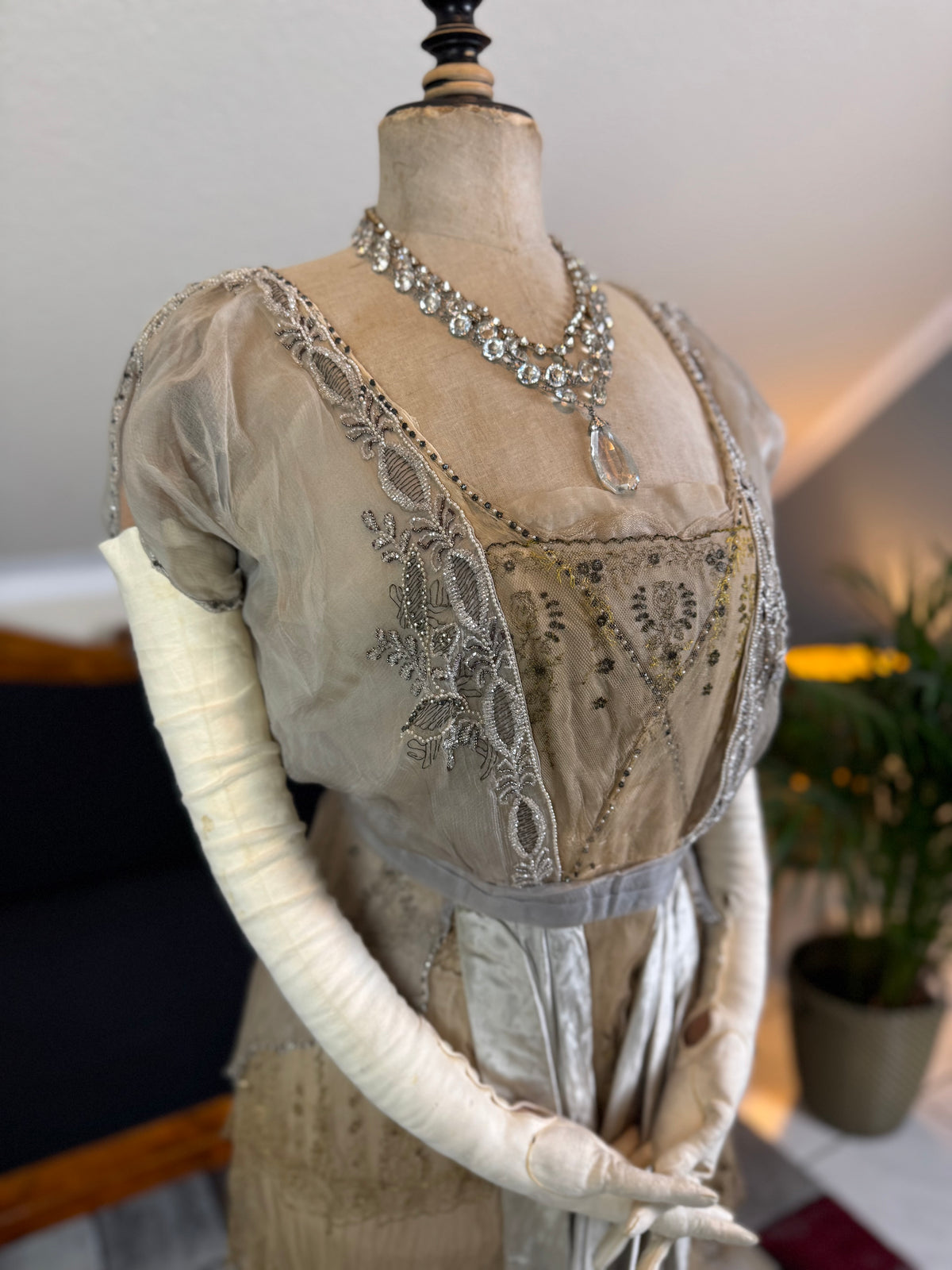 Antikes GUSTAVE BEER Abendkleid – Seidenchiffon &amp; Samt, Paris Couture ca. 1912