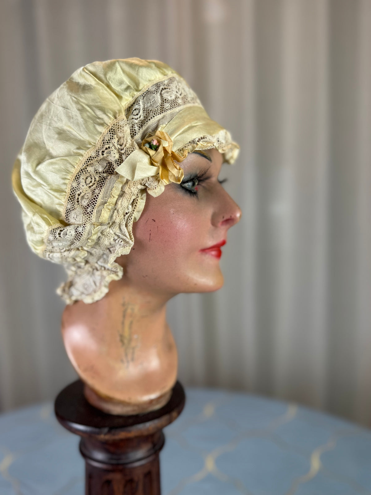 Antike gelbe Boudoir-Mütze, 1920er