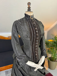 Antikes viktorianisches Tournüren-Tageskleid – Satin & Samt, ca. 1880