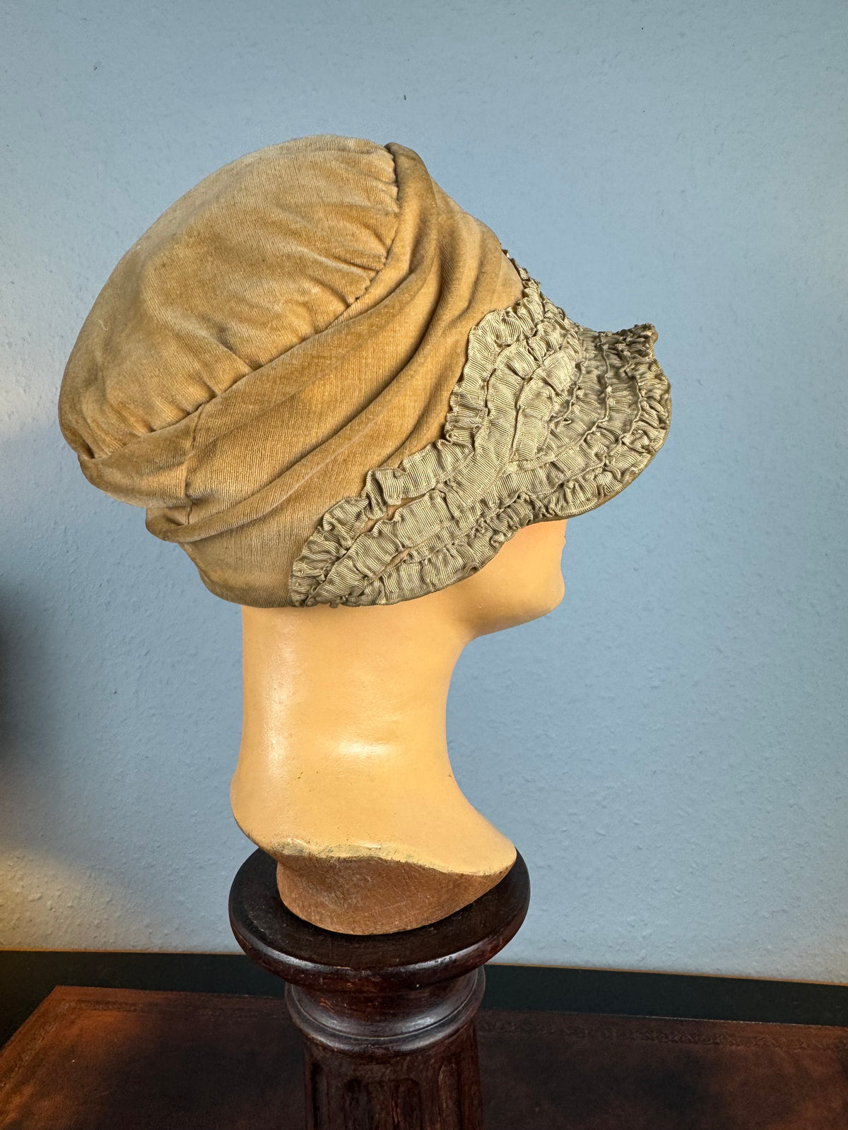 French 1925 eggshell velvet cloche with wire frame, gathered appliqués and cotton lining, well preserved.