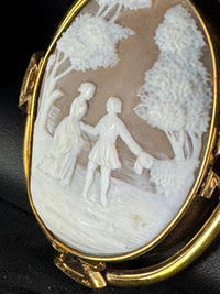 Biedermeier Muschelkamee ca. 1848 – Romantisches Liebespaar in einem Park