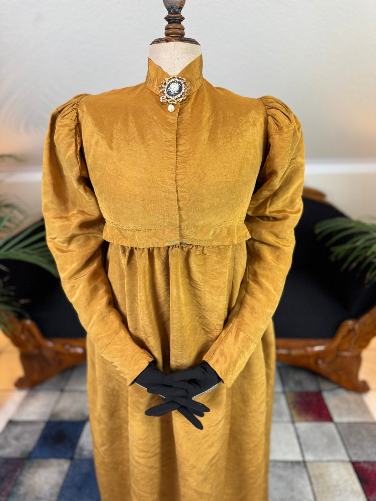 Antikes Regency-Kleid aus goldener Moiré-Seide, ca. 1815-1820