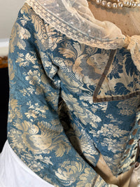 Rokoko Caraco 1750 – Blau-weiß geblümte Seide, Jacke im Reitstil