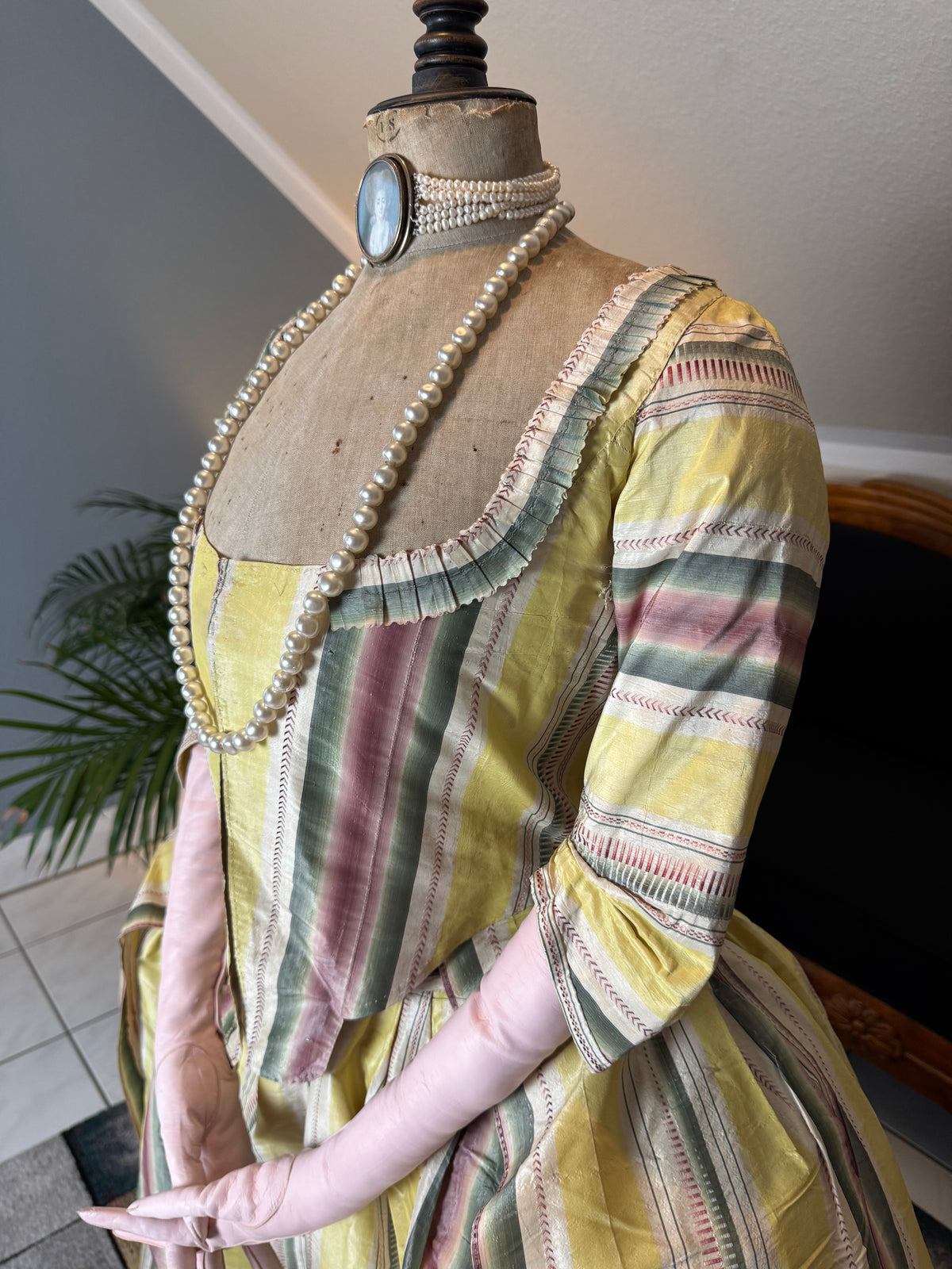 Eine Robe à l’Anglaise aus gelb, grün und pink gestreiftem Seidentaft, ca. 1770