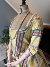 Eine Robe à l’Anglaise aus gelb, grün und pink gestreiftem Seidentaft, ca. 1770