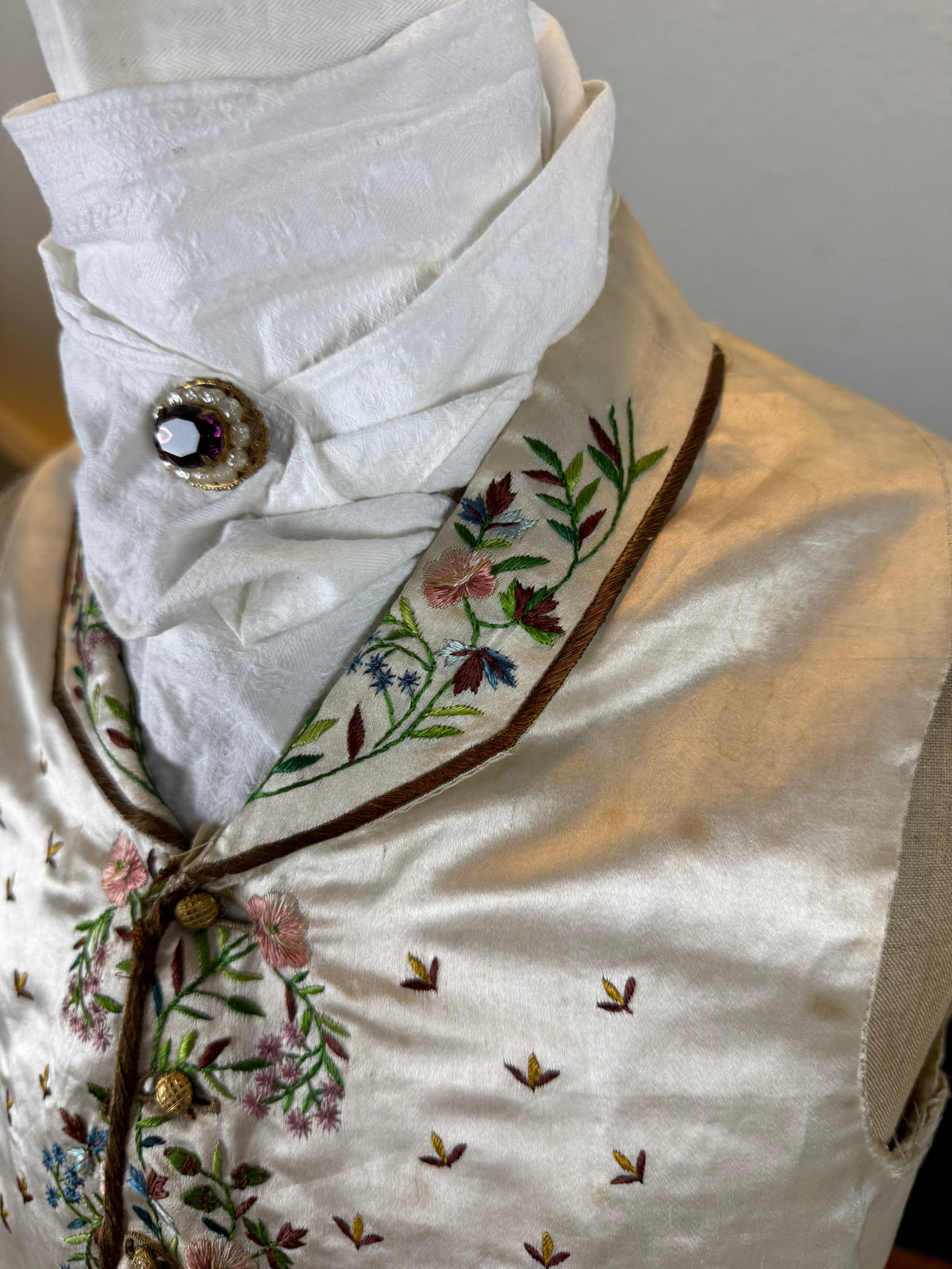 Antike Weste und blaue knielange Seidenhose, ca. 1790 – Besticktes florales Herrenensemble