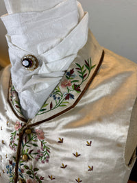 Antike Weste und blaue knielange Seidenhose, ca. 1790 – Besticktes florales Herrenensemble