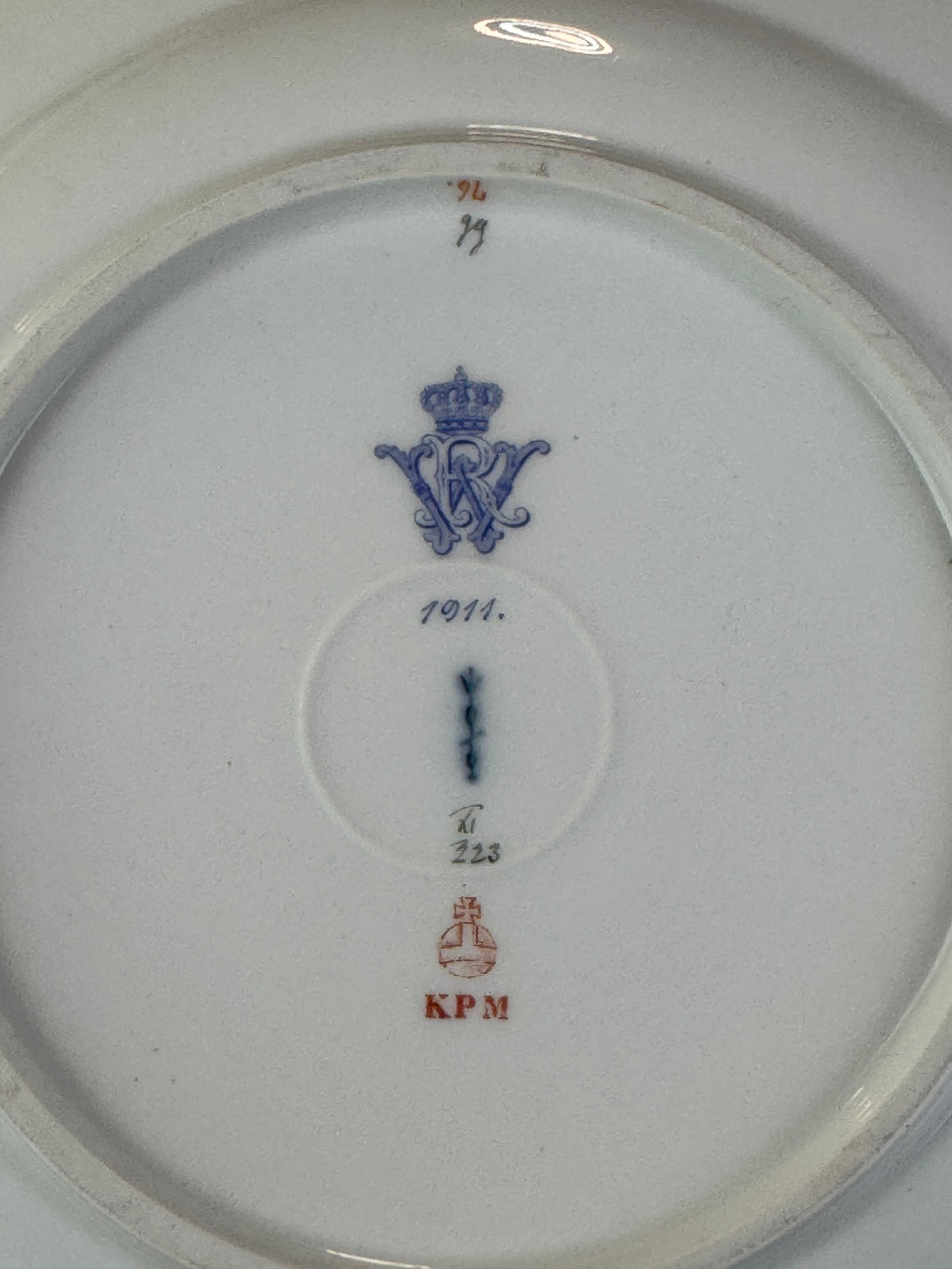 Imperial porcelain Wilhelm II — gold vine‑leaf border and floral decoration close‑up