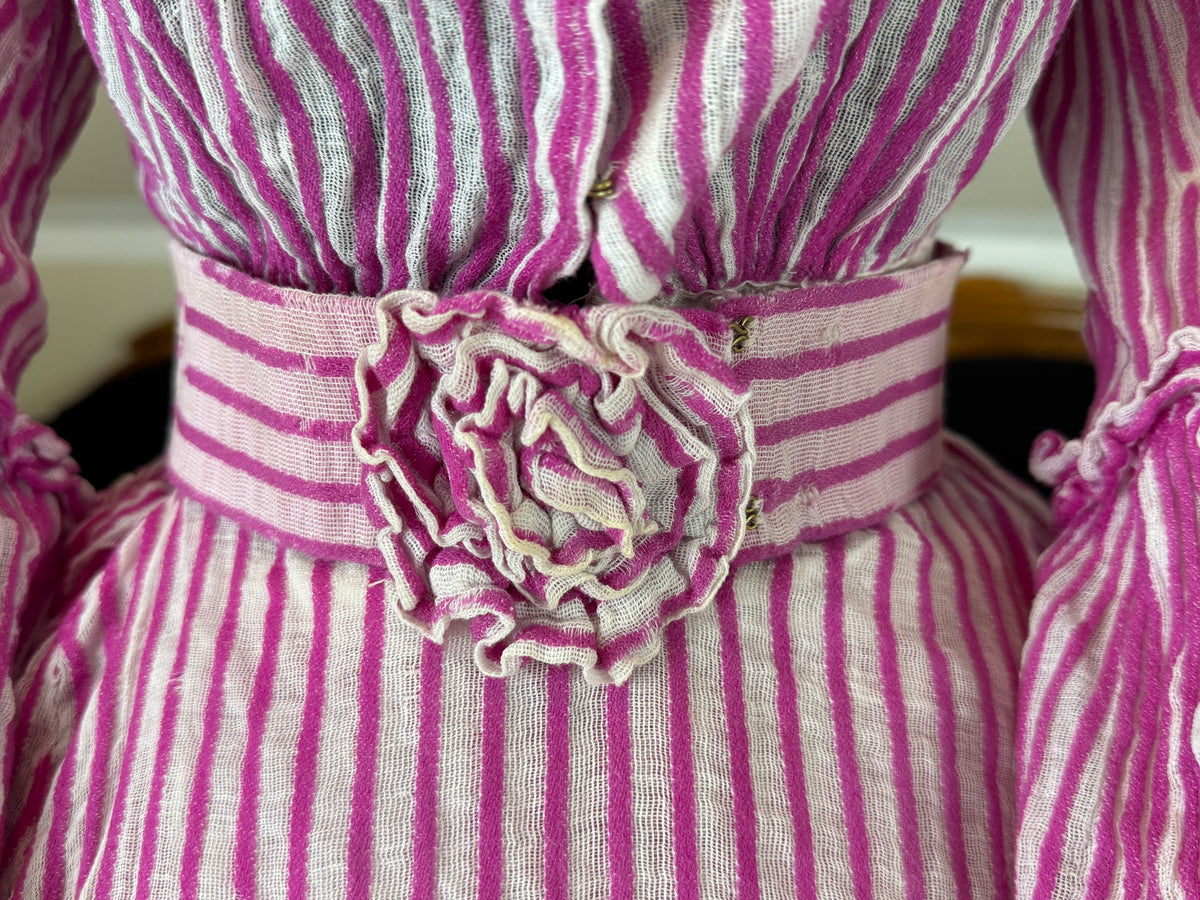 Sommerliche Eleganz einer jungen Dame – Antikes Kleid, ca. 1858