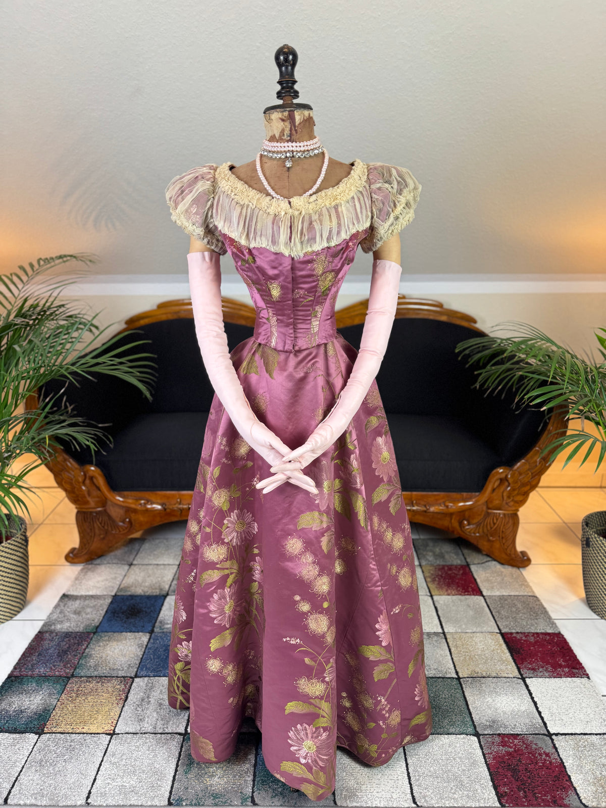 Antikes lilafarbenes Seiden-Ballkleid aus der viktorianischen Ära, ca. 1895