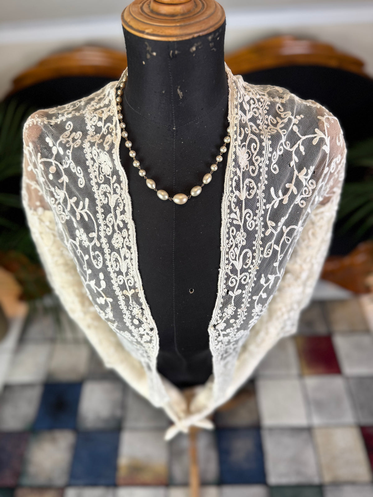 Jacke aus weißem besticktem Tüll, Edwardianisch, England, ca. 1906 – Dekoratives Überkleid