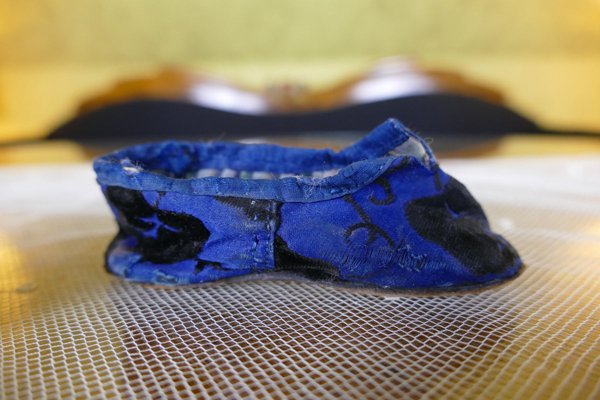 Antike Babyschuhe mit blauem Stoff, ca. 1880