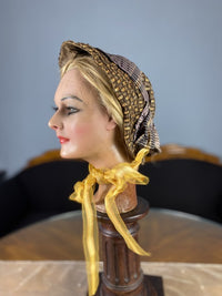 Haube mit gelbem Band, ca. 1860